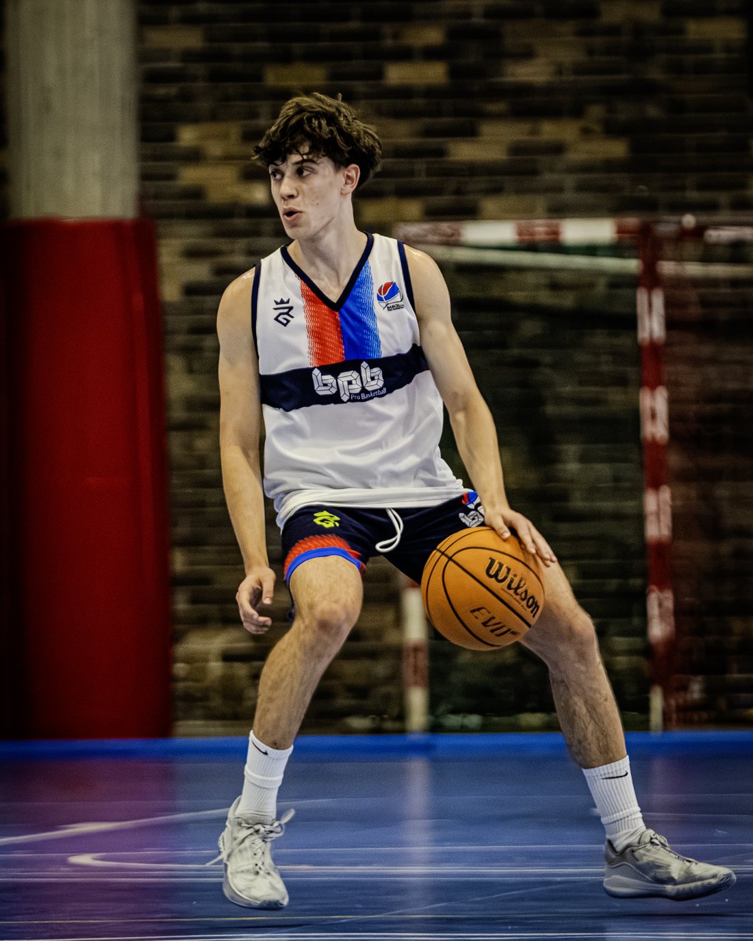 Jugador de BPB con la equipación oficial blanca en entrenamiento