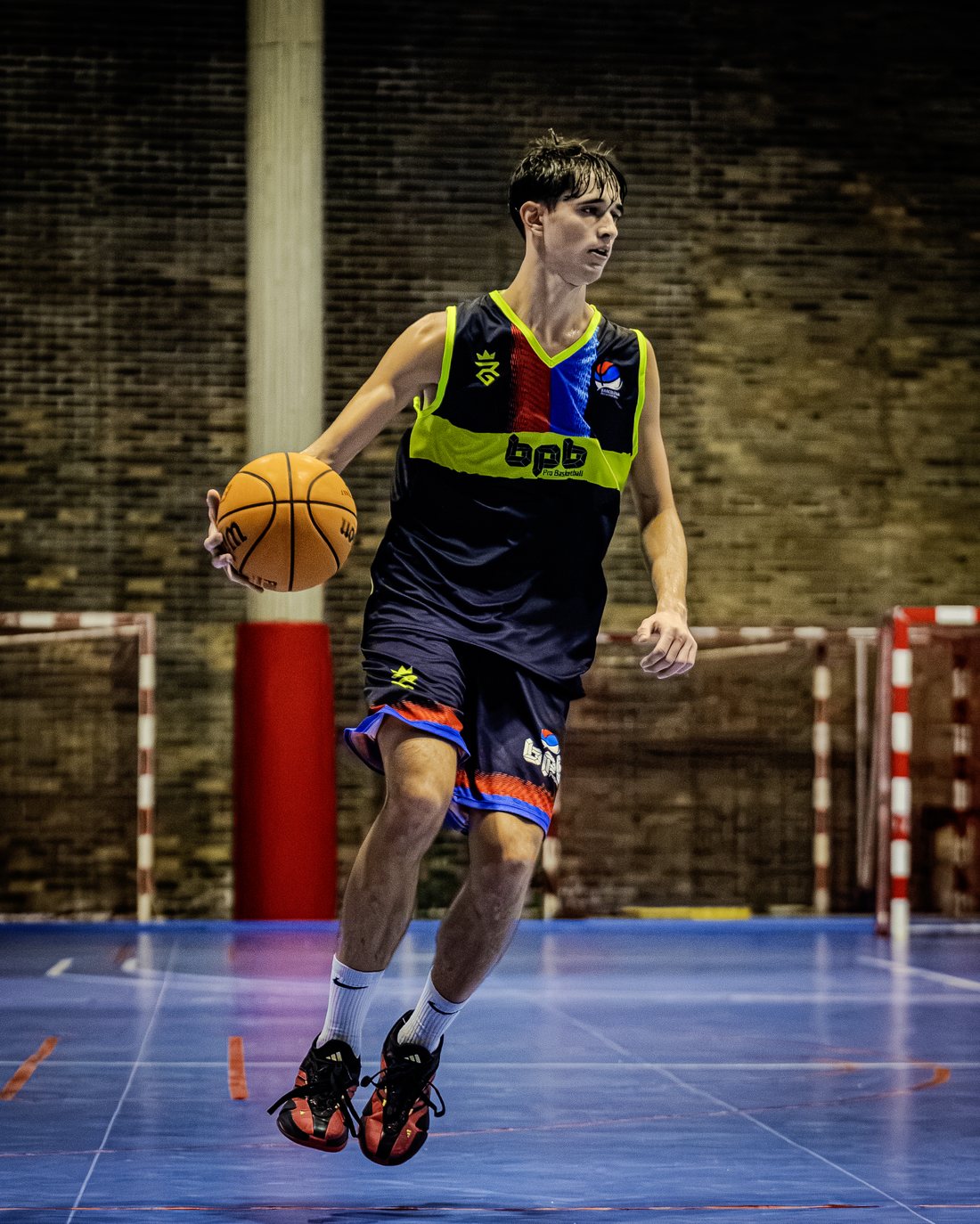 Jugador de BPB con la equipación oficial Mentality