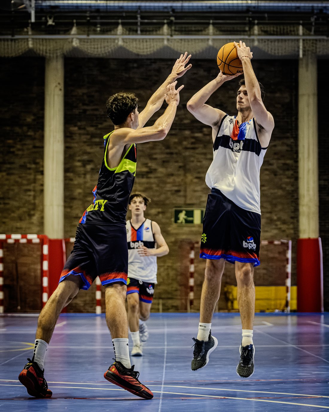 Jugadores de BPB con las dos equipaciones oficiales durante un entrenamiento