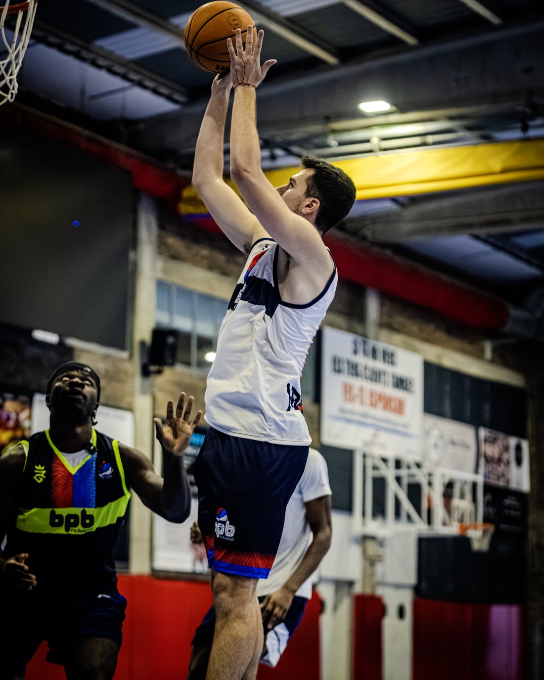 Jugador de BPB anotando con la equipación oficial blanca