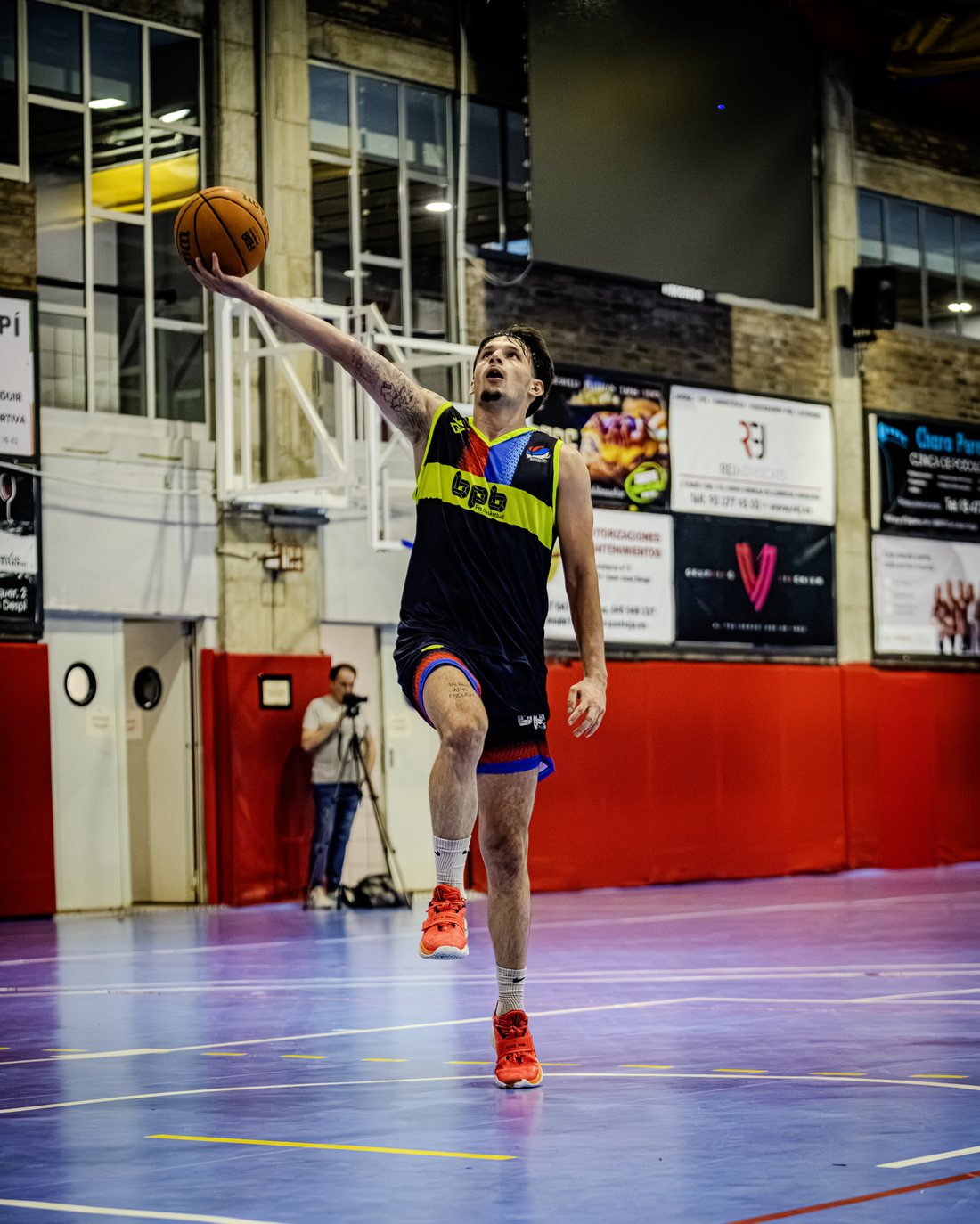 Jugador de BPB con la equipación oficial Mentality en un lanzamiento