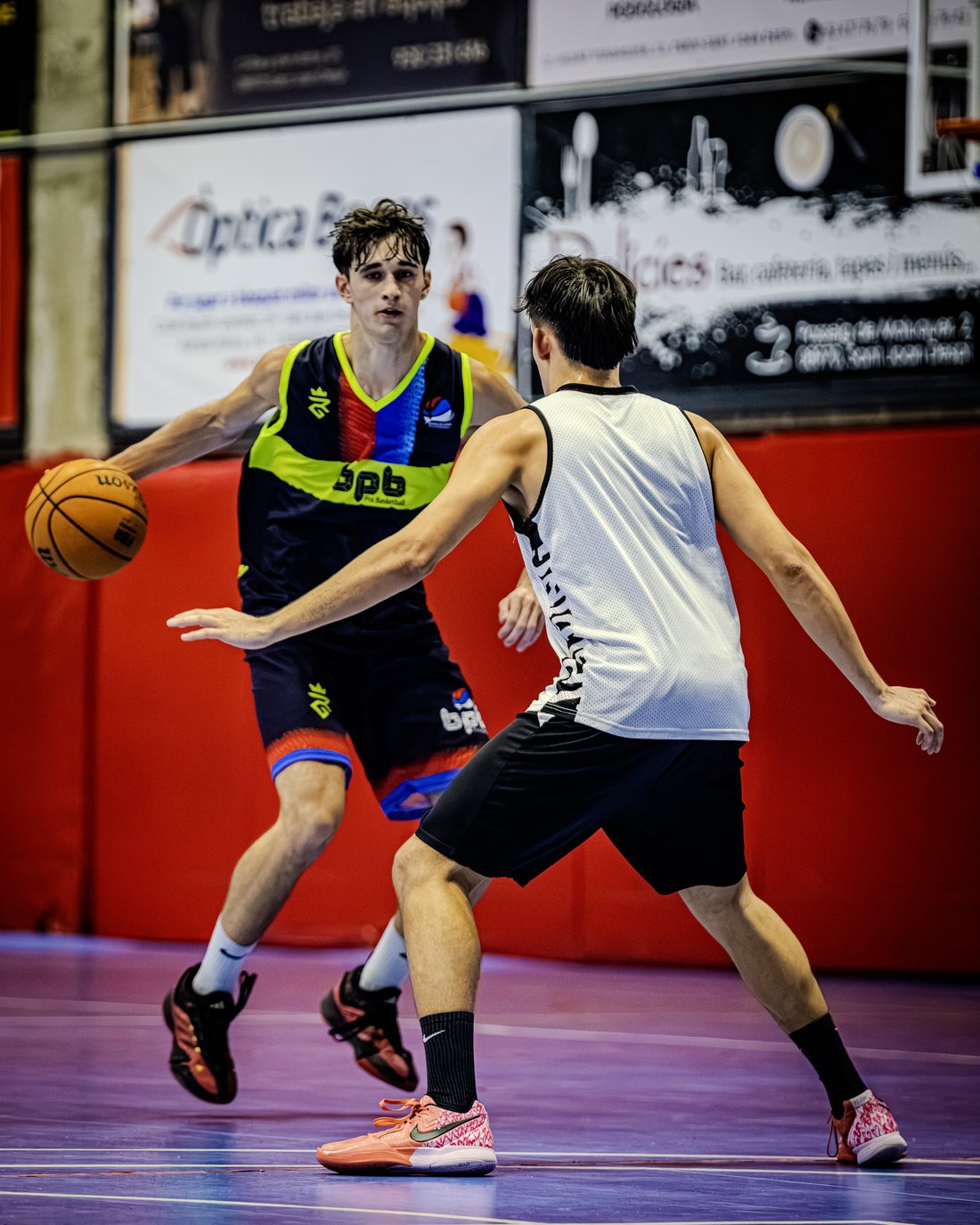Jugador de BPB con la equipación oficial Mentality driblando